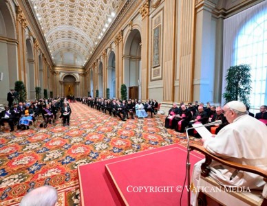 Democracia enfraquecida: é preciso superar as lógicas parciais, afirma o Papa