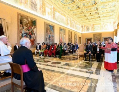 O Papa: não podemos mais devorar os recursos naturais, aprendamos com os indígenas