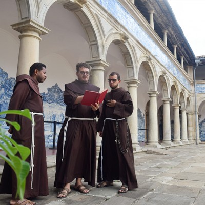 Após restauração de azulejos, Claustro do Convento São Francisco em Salvador é abençoado e reaberto